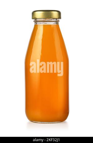Glasflasche mit Orangensaft isoliert auf weiß mit Schneideweg Stockfoto