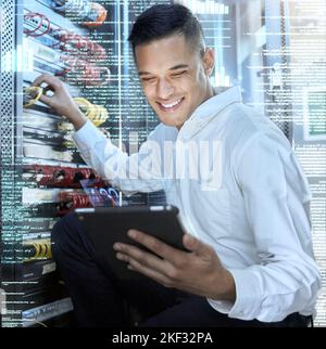 Serverraum, Tablet- und Programmierer-Mann, Engineering-Code und Technologie für Programmierung, Cloud-Computing und Cybersicherheit. Digitale Zukunft, IT Stockfoto