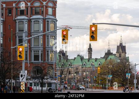 Ottawa, Kanada - 5. November 2022: Belebte Straße im Stadtzentrum von Ottawa in Kanada. Stadtbild mit Ampeln und historischen Gebäuden. Stockfoto