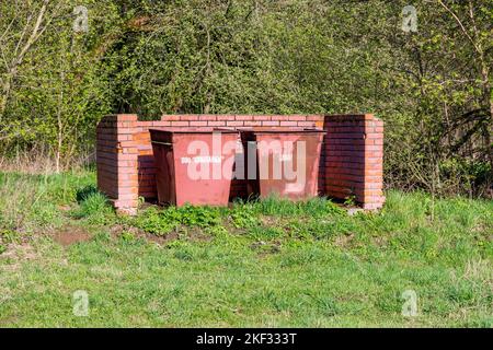 Mülltonnen in der Natur in einem Ziegelhaus, Müllentsorgungsstätte: Russland - Mai 2020 Stockfoto