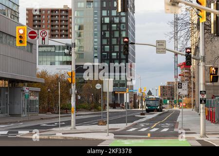 Ottawa, Kanada - 5. November 2022: Stadtbild mit Kreuzung und Ampeln in der Innenstadt. Öffentlicher Bus an der Hauptstadtstraße Stockfoto