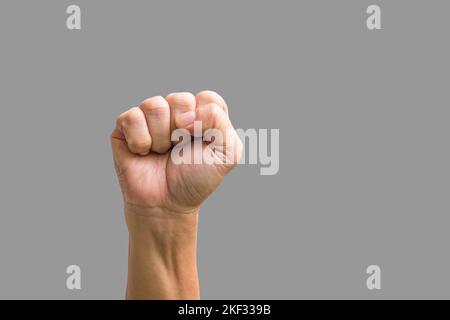 Männliche Hand, die ein Faustzeichen macht. Isoliert auf grauem Hintergrund. Stockfoto