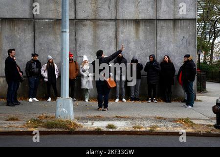 New York City, USA. 15.. November 2022. Eine Gruppe von Menschen steht am 15. November 2022 in Midtown Manhattan in New York City, USA.Laut einem neuen Bericht der Vereinten Nationen sind es jetzt 8 Milliarden Menschen auf der Erde. Obwohl die Statistik bemerkenswert ist, sind die tatsächlichen Faktoren, die zu dem Anstieg beitragen, auf eine Reihe von Faktoren zurückzuführen, die nicht auf der Liste der Faktoren die Weltmigration und die erhöhte Lebenserwartung stehen. Wenn sich die aktuellen Trends fortsetzen, wird erwartet, dass die Weltbevölkerung in den nächsten 15 Jahren 9 Milliarden erreichen könnte. (Foto von John Lamparski/SIPA USA). Quelle: SIPA USA/Alamy Live News Stockfoto