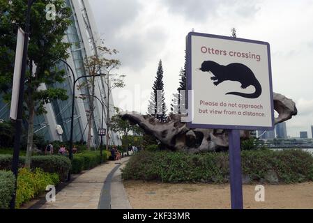 Otters Crossing-Schild, Gardens by the Bay, Singapur Stockfoto