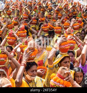 Neu Delhi, Indien April 03 2022 - Frauen mit Kalash am Kopf während des Jagannath-Tempels Mangal Kalash Yatra tragen indische Hindu-Anhänger irdische Töpfe Conta Stockfoto