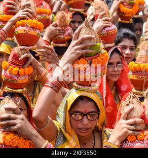 Neu Delhi, Indien April 03 2022 - Frauen mit Kalash am Kopf während des Jagannath-Tempels Mangal Kalash Yatra tragen indische Hindu-Anhänger irdische Töpfe Conta Stockfoto