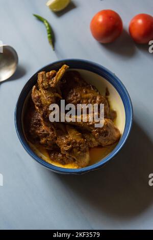 Bereit, Huhn Masala oder Soße in einer Schüssel zu essen. Blick von oben Stockfoto