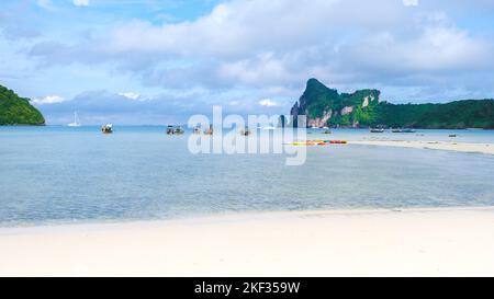 Asiatische Frauen am Strand von Loh Dalum Beach Koh Phi Phi Don am Morgen, Koh Phi Phi Island Thailand. Stockfoto