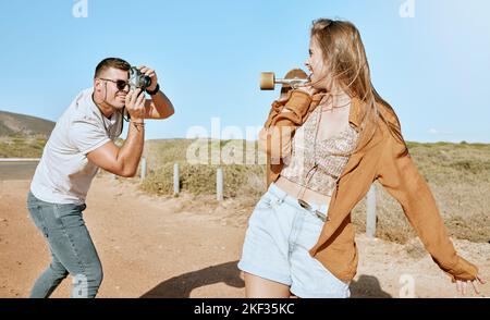 Foto, Skateboard und Paar auf einem Roadtrip in der Natur, um im Sommer zu reisen. Fotograf, Liebe und Mann mit einer Vintage-Kamera und Bild von einem Stockfoto