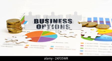 Wirtschaft und Handel. Es gibt Münzen und Rätsel auf Finanzkarten mit der Aufschrift - Business Options Stockfoto