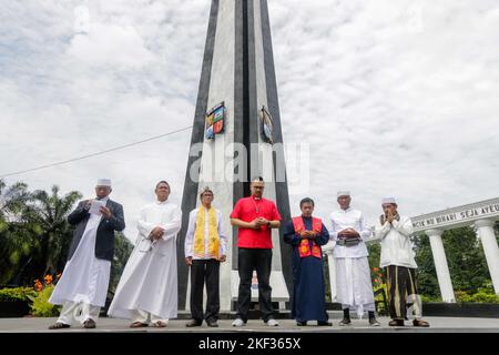 BOGOR, INDONESIEN - 16. November 2022: Sechs religiöse Führer begehen den Internationalen Tag der Toleranz in Bogor City, Indonesien, am 16. November 2022 Stockfoto