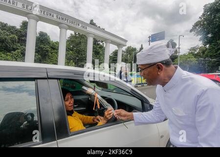 BOGOR, INDONESIEN - 16. November 2022: Sechs religiöse Führer begehen den Internationalen Tag der Toleranz in Bogor City, Indonesien, am 16. November 2022 Stockfoto