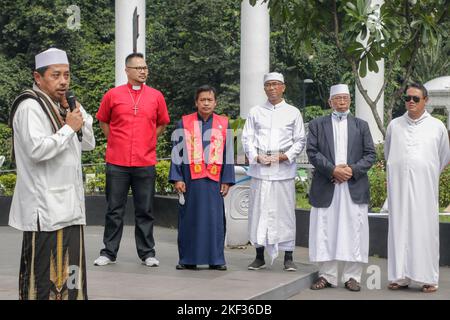 BOGOR, INDONESIEN - 16. November 2022: Sechs religiöse Führer begehen den Internationalen Tag der Toleranz in Bogor City, Indonesien, am 16. November 2022 Stockfoto