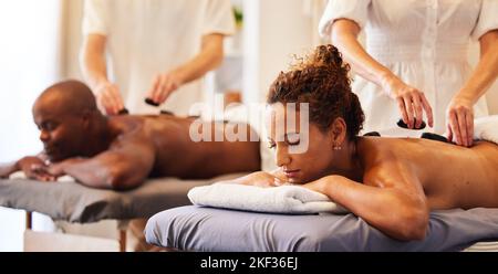 Paarmassage, Rock- oder Spa-Therapeut für Entspannung, Luxus- oder Wellness-Behandlungen für Gesundheit, Selbstversorgung oder Zen im Resort. Gesundheitswesen, Schönheitssalon oder Stockfoto