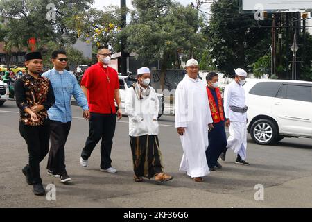 BOGOR, INDONESIEN - 16. November 2022: Sechs religiöse Führer begehen den Internationalen Tag der Toleranz in Bogor City, Indonesien, am 16. November 2022 Stockfoto