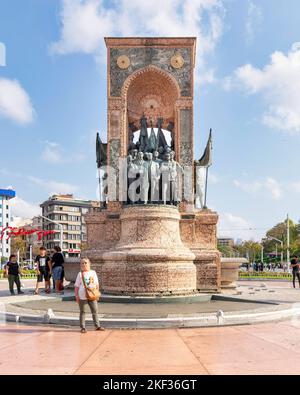 Istanbul, Türkei - 2. September 2022: Denkmal der Republik, oder Cumhuriyet Aniti Statue, auf dem Taksim Platz, an einem sonnigen Sommertag Stockfoto