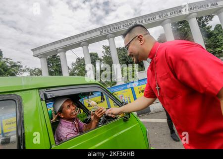 BOGOR, INDONESIEN - 16. November 2022: Sechs religiöse Führer begehen den Internationalen Tag der Toleranz in Bogor City, Indonesien, am 16. November 2022 Stockfoto