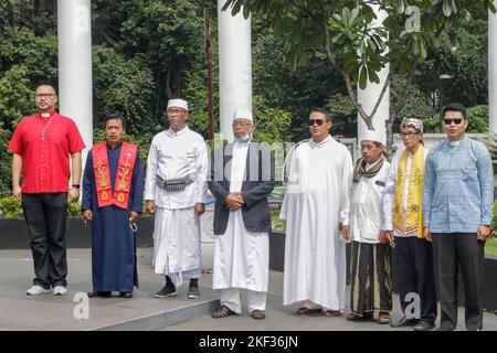 Zum Gedenken an den Internationalen Tag der Toleranz hielten Religionsführer aus sechs Glaubensrichtungen ein gemeinsames interreligiöses Gebet in Bogor City, Indonesien, ab Stockfoto