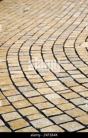 Meditativer, natürlich grauer Steinweg, Gartenarchitektur. Stockfoto