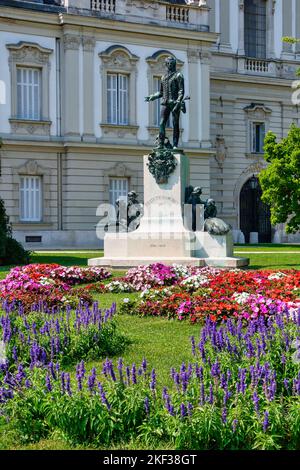 Die Statue des Grafen György László Festetics de Tolna vor dem Festetics Palast - Keszthely, Ungarn Stockfoto