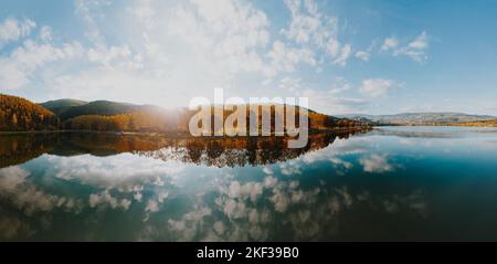 Stubenbergsee in der Steiermark, Österreich. Landschaftliches Herbstpanorama mit Spiegelung der Bäume. Stockfoto