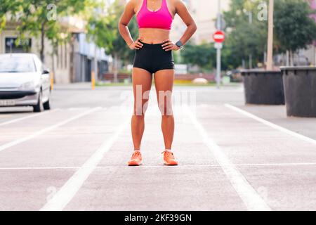 Körper einer Sportlerin in Laufkleidung Stockfoto