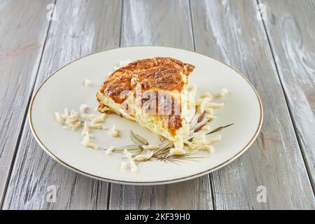 Kartoffel-, Zucchini-, Blumenkohl- und Gelbkäse-Souffle auf dem Teller Stockfoto