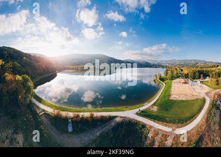 Stubenbergsee in der Steiermark, Österreich. Landschaftliches Herbstlandschaftspanorama mit Spiegelung der Wolken im Wasser. Stockfoto