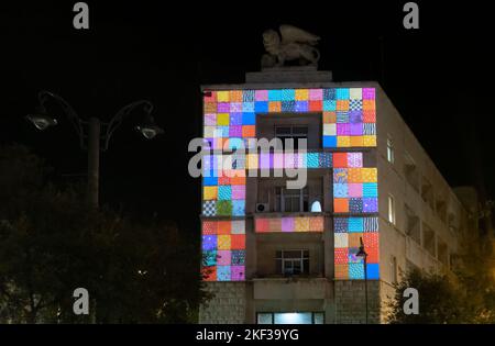 Projektionskartierung auf der Fassade des Generali-Gebäudes, das von 1935 bis 1946 als Jerusalemer Niederlassung der italienischen Versicherungsgesellschaft Assicurazioni Generali in der Jaffa-Straße in Jerusalem, israel, diente Stockfoto