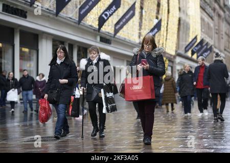 Foto der Akte vom 17/12/17 von Käufern auf der Buchanan Street im Stadtzentrum von Glasgow. Die Einzelhändler stehen vor einer der härtesten Festtage aller Zeiten, da Inflation und Lebenshaltungskosten das Wachstum bremsen, deuten die Zahlen darauf hin. Die Branche zeigte Anzeichen für eine Erholung, nachdem die Verkäufe in Schottland im Vergleich zum Oktober 2021 um 6,3 % gestiegen waren, als ein Wachstum von 2,0 % verzeichnet wurde. Ausgabedatum: Mittwoch, 16. November 2022. Stockfoto