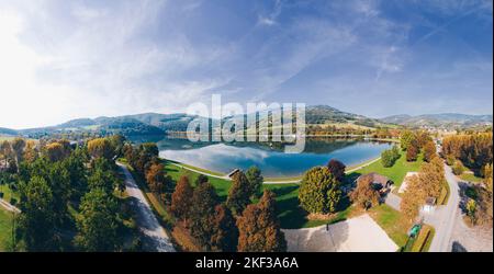 Stubenbergsee in der Steiermark, Österreich. Landschaftlich reizvolle Herbstlandschaft Panorama der berühmten touristischen Lage. Stockfoto