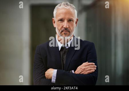 Business-Mogul. Porträt eines selbstbewussten Geschäftsmannes im Büro. Stockfoto