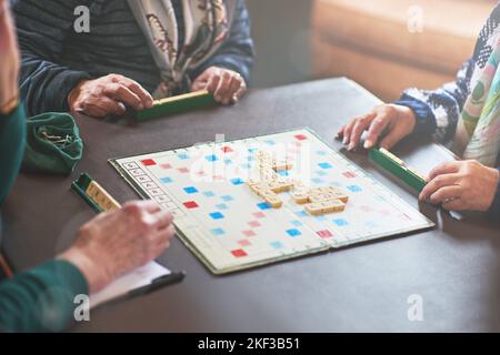 Gehen für die sieben Buchstaben Wort. senioren spielen ein Brettspiel. Stockfoto