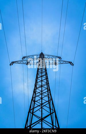 Langenhagen, Deutschland. 16.. November 2022. In den frühen Morgenstunden steht in der Region Hannover ein Strompylon. Im vergangenen Jahr lag die durchschnittliche Nichtverfügbarkeit von Strom in Deutschland bei 12,7 Minuten pro Endverbraucher, so die Bundesnetzagentur, die Berichte von 850 Netzbetreibern erhält. Quelle: Moritz Frankenberg/dpa/Alamy Live News Stockfoto