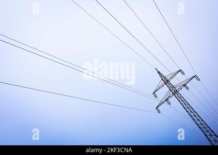 Langenhagen, Deutschland. 16.. November 2022. In den frühen Morgenstunden steht in der Region Hannover ein Strompylon. Im vergangenen Jahr lag die durchschnittliche Nichtverfügbarkeit von Strom in Deutschland bei 12,7 Minuten pro Endverbraucher, so die Bundesnetzagentur, die Berichte von 850 Netzbetreibern erhält. Quelle: Moritz Frankenberg/dpa/Alamy Live News Stockfoto