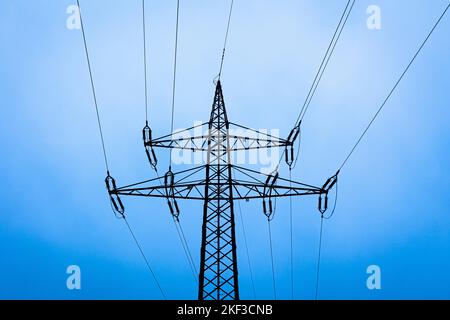 Langenhagen, Deutschland. 16.. November 2022. In den frühen Morgenstunden steht in der Region Hannover ein Strompylon. Im vergangenen Jahr lag die durchschnittliche Nichtverfügbarkeit von Strom in Deutschland bei 12,7 Minuten pro Endverbraucher, so die Bundesnetzagentur, die Berichte von 850 Netzbetreibern erhält. Quelle: Moritz Frankenberg/dpa/Alamy Live News Stockfoto