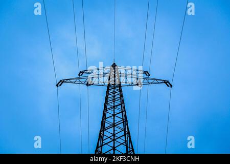 Langenhagen, Deutschland. 16.. November 2022. In den frühen Morgenstunden steht in der Region Hannover ein Strompylon. Im vergangenen Jahr lag die durchschnittliche Nichtverfügbarkeit von Strom in Deutschland bei 12,7 Minuten pro Endverbraucher, so die Bundesnetzagentur, die Berichte von 850 Netzbetreibern erhält. Quelle: Moritz Frankenberg/dpa/Alamy Live News Stockfoto
