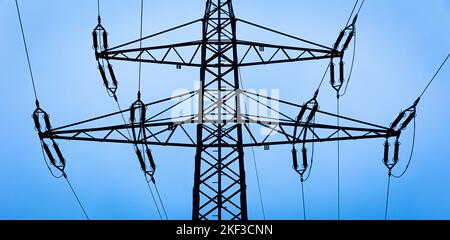 Langenhagen, Deutschland. 16.. November 2022. In den frühen Morgenstunden steht in der Region Hannover ein Strompylon. Im vergangenen Jahr lag die durchschnittliche Nichtverfügbarkeit von Strom in Deutschland bei 12,7 Minuten pro Endverbraucher, so die Bundesnetzagentur, die Berichte von 850 Netzbetreibern erhält. Quelle: Moritz Frankenberg/dpa/Alamy Live News Stockfoto