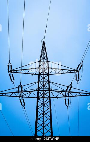 Langenhagen, Deutschland. 16.. November 2022. In den frühen Morgenstunden steht in der Region Hannover ein Strompylon. Im vergangenen Jahr lag die durchschnittliche Nichtverfügbarkeit von Strom in Deutschland bei 12,7 Minuten pro Endverbraucher, so die Bundesnetzagentur, die Berichte von 850 Netzbetreibern erhält. Quelle: Moritz Frankenberg/dpa/Alamy Live News Stockfoto