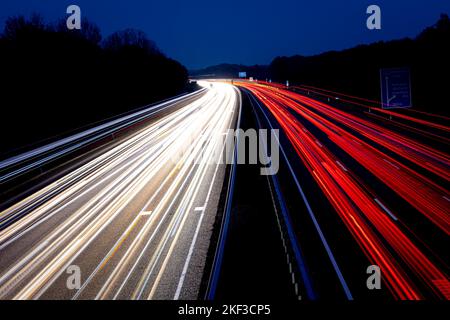 Langenhagen, Deutschland. 16.. November 2022. Fahrzeuge, die am frühen Morgen auf der Autobahn 2 (A2) in der Region Hannover fahren. (Aufnahme mit langer Belichtungszeit) Quelle: Moritz Frankenberg/dpa/Alamy Live News Stockfoto