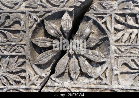 Steindekoration in der antiken Stadt Xanthos in der Türkei. Ruinen der antiken griechischen Zivilisation, Steinobjekte der Kultur und Kunst. Foto in hoher Qualität Stockfoto