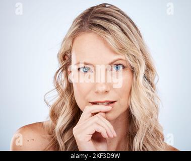 Frau, Haare und Portrait einer blonden Frau für Schönheit, Haarpflege und Frisur auf weißem Studiohintergrund. Haarpflege, Haarfarbe und blonde Frau mit Stockfoto