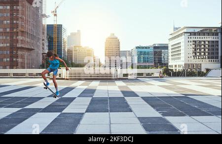 Schwierige Straßen führen oft zu schönen Zielen. Eine junge Frau beim Schlittschuhlaufen in der Stadt. Stockfoto