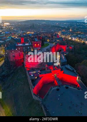 Edinburgh, Schottland, Großbritannien. 13.. November 2022. Eine Luftaufnahme des Edinburgh Castle, das heute Abend in Rot beleuchtet wird, um den Erinnerungssonntag in der zu markieren Stockfoto