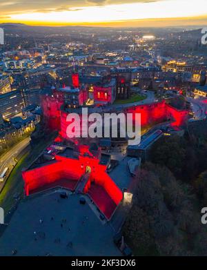Edinburgh, Schottland, Großbritannien. 13.. November 2022. Eine Luftaufnahme des Edinburgh Castle, das heute Abend in Rot beleuchtet wird, um den Erinnerungssonntag in der zu markieren Stockfoto