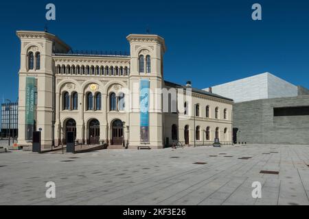 Das Friedensnobelzentrum und im Hintergrund das Nationalmuseum, Oslo, Norwegen Stockfoto