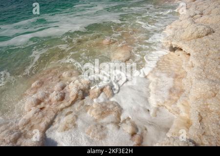 Das Tote Meer, Jordanien. Im Toten Meer gibt es nichts lebendiges. Über 400 Meter unter dem Meeresspiegel. Stockfoto