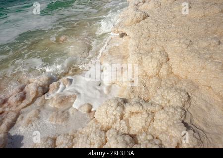 Das Tote Meer, Jordanien. Im Toten Meer gibt es nichts lebendiges. Über 400 Meter unter dem Meeresspiegel. Stockfoto