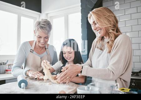 Familie, Backen und Kochen zusammen in einer Hausküche mit einer Mutter, Großmutter und Kind lernen über Lebensmittel, Kekse oder Gebäck. Frau und Senioren Stockfoto