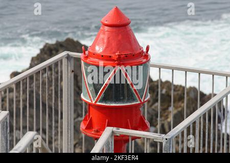 Eine kleine rote Ampel am Ende der Mizen Head Signal Station in Südirien. Stockfoto